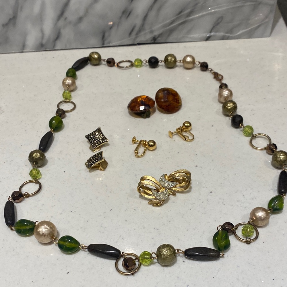 Elegant Green and Gold Necklace and clip on earrings